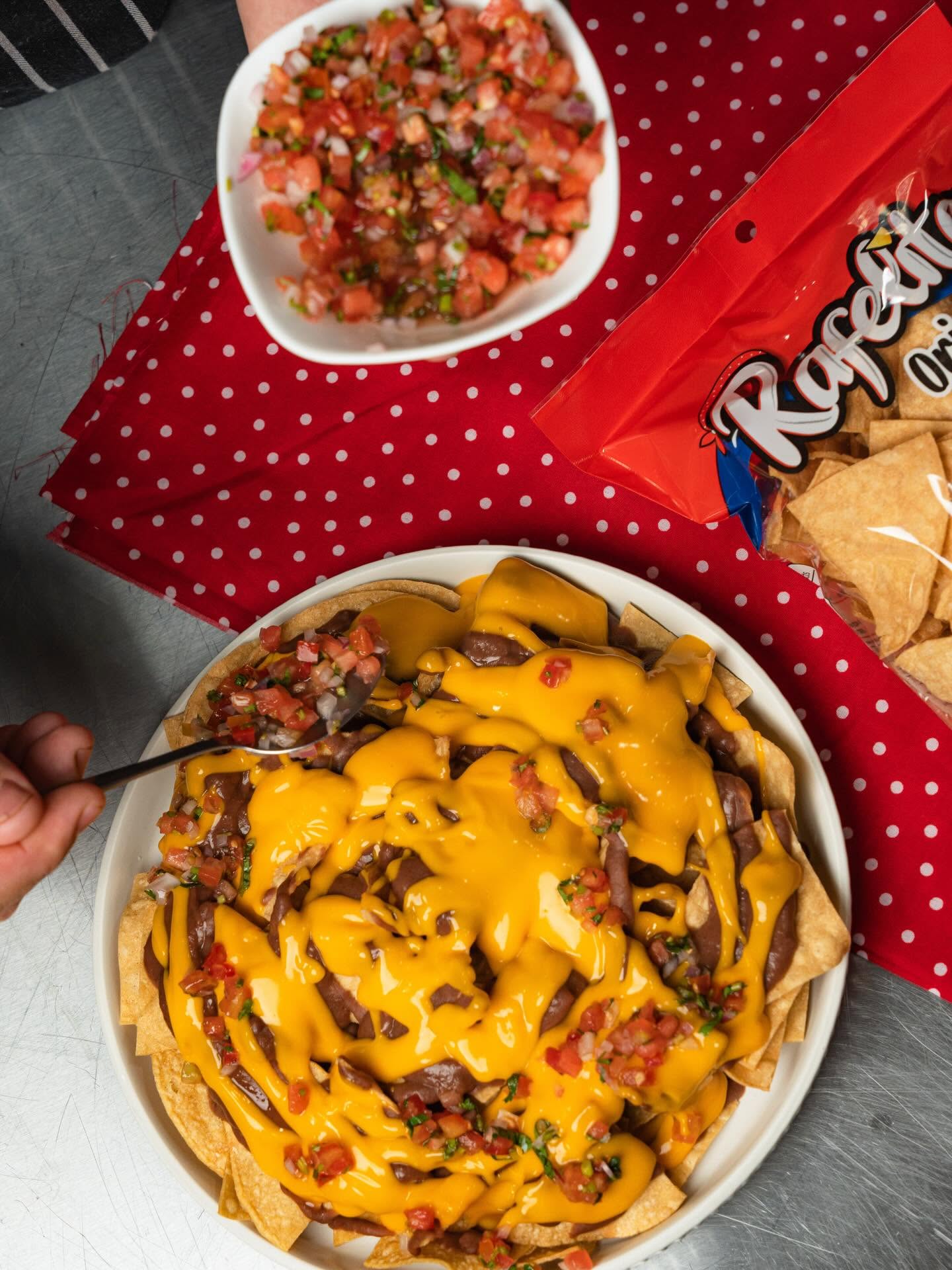 Nachos con Rafelitas Originales, queso derretido y pico de gallo